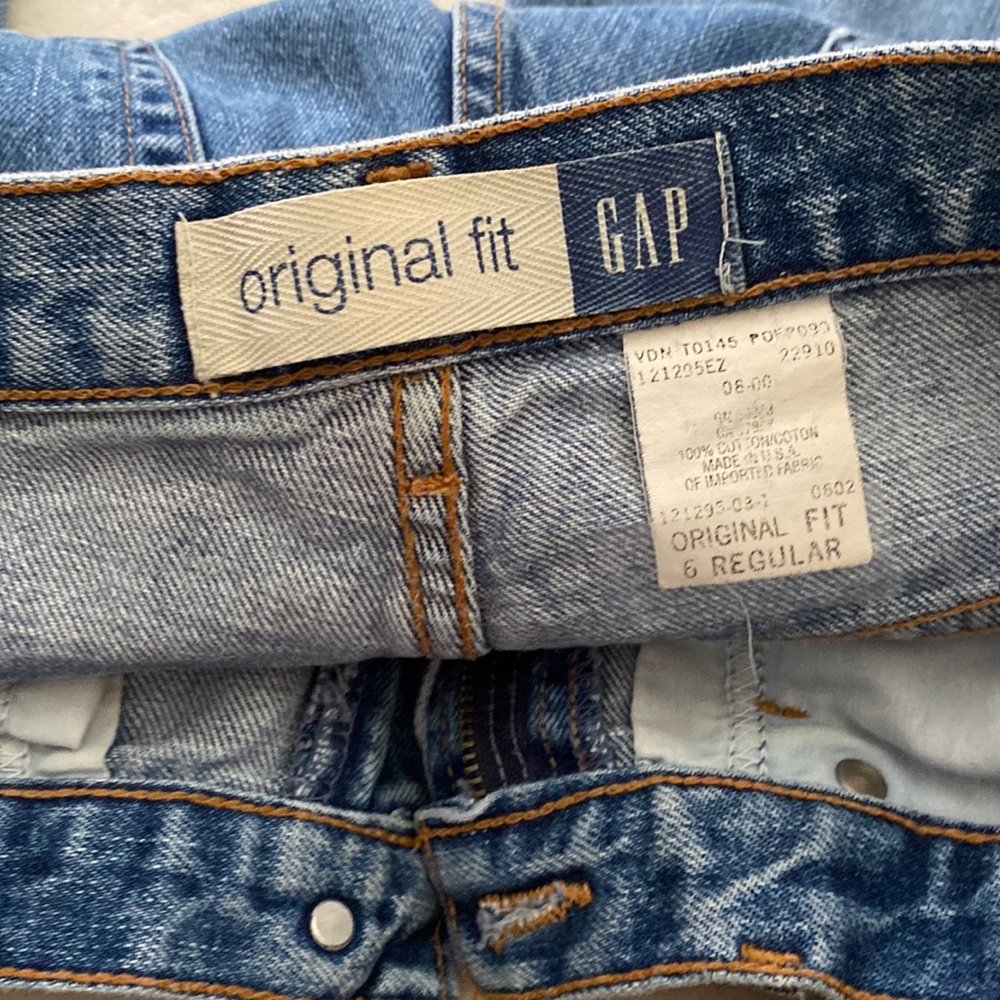 Gap size 6 regular. Really nice jeans , just want to change my closet around.